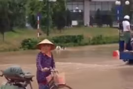 Những cái "bẫy" chết người mùa mưa bão ở Hà Nội