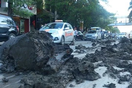 Tìm ra thủ phạm đổ bùn ngập đường Hà Nội