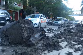 Tìm ra thủ phạm đổ bùn ngập đường Hà Nội