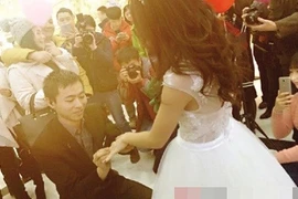 Cái kết bất ngờ của cô gái quyết mặc váy cưới cầu hôn bạn trai nghèo