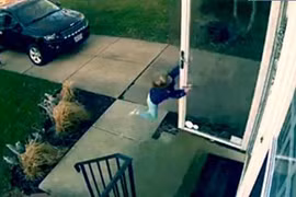 Tai nạn hi hữu: Em bé mở cửa bị gió cuốn bay