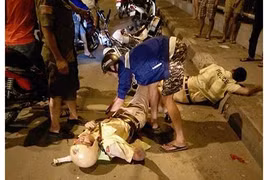 Xôn xao hình ảnh 2 CSGT gặp nạn nằm bất tỉnh trên cầu