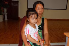 Uống nhầm nước tro tàu, bé gái 4 tuổi bị bỏng thực quản