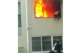 Rùng mình lính cứu hỏa bốc cháy ngùn ngụt rơi xuống đất 