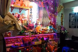 Hầu đồng ở hành lang chung cư: Lợi dụng tâm linh để lừa đảo?