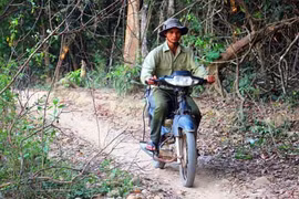 Sợ cảnh cô lập, cả làng xẻ núi mở đường