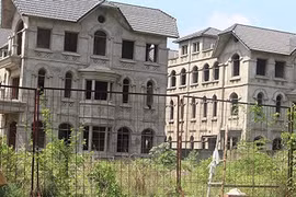 Lạnh người đi qua khu biệt thự ma ở TP HCM