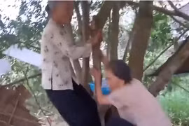 Hai bà cụ “quẩy” theo nhạc khiến con cháu ngả nón chịu thua 