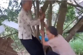 Hai bà cụ “quẩy” theo nhạc khiến con cháu ngả nón chịu thua 