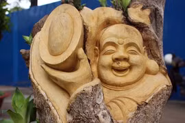 “Mộc tượng sinh tử” hút hàng tại chợ hoa Sài Gòn 