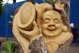“Mộc tượng sinh tử” hút hàng tại chợ hoa Sài Gòn 