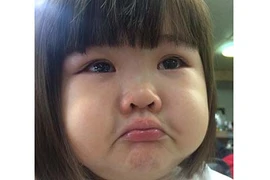 Tìm ra cô bé phụng phịu vì bị cắt tóc gây sốt