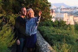 Tổng thống Pháp Macron đáp trả gay gắt khi vợ bị chê già