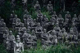 Kinh dị: 800 bức tượng đá “trừng mắt” theo dõi bạn