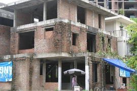 “Sởn da gà” biệt thự tiền tỷ chứa đầy rác thải, bơm kim tiêm