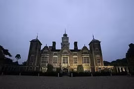 Mê mẩn vẻ đẹp kỳ lạ của 4 ngôi nhà “ma ám” trên thế giới