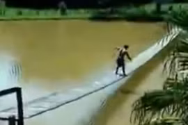 Clip hài: Anh “rất tỉnh” khi đi qua cầu 