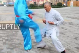 Xem môn phái Đũng quần sắt thúc gỗ vùng kín luyện kungfu