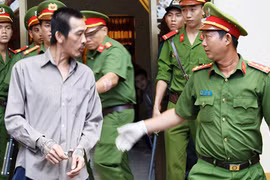 Ảnh: Giang hồ Tuấn Em nổi loạn sau khi nghe tuyên án tử hình