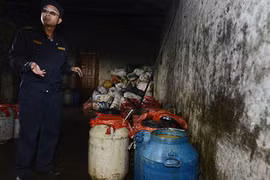 Rùng mình xưởng tái chế tiết lợn và mỡ bẩn từ tóp mỡ