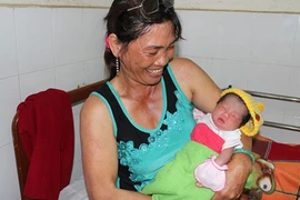 Kỳ tích sản phụ sinh con giữa biển khơi