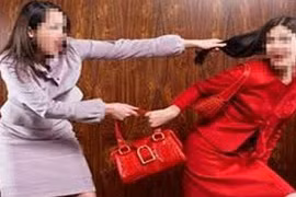 Cháu giơ băng vệ sinh dùng qua xúc phạm dì ruột