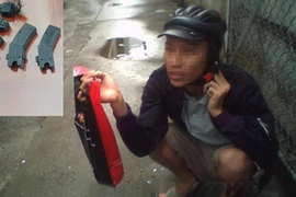 Súng điện, áo giáp, còng số 8... bán đắt như “tôm tươi“