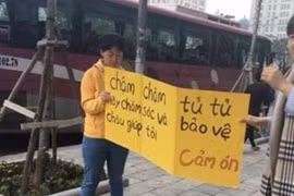 Người mẹ Hàn Quốc chặn xe máy leo vỉa hè Hà Nội