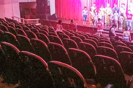 Minh Béo bị tẩy chay, sân khấu không khán giả 