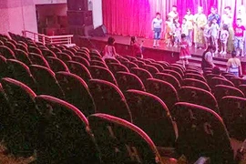 Minh Béo bị tẩy chay, sân khấu không khán giả 