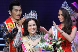 Nói bỏ thi, Phương Lê bất ngờ đăng quang Mrs World Peace 2017