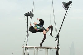 Thí sinh Next Top khóc mếu khi bị treo lơ lửng trên không