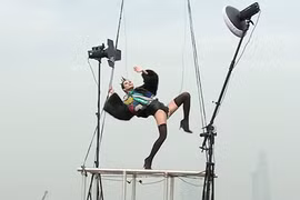 Thí sinh Next Top khóc mếu khi bị treo lơ lửng trên không