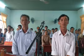 Luật sư nói gì vụ 2 bị cáo là nông dân bị tội “nhận hối lộ“?