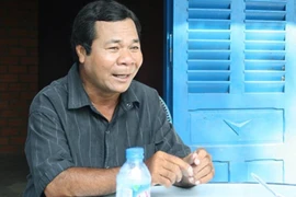 Ông lão bán vé số với biệt tài 'đờn miệng' có 1-0-2