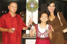 Ngoài Quốc Tuấn, Hạnh Thúy cũng 14 năm chữa bệnh cho con