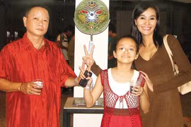 Ngoài Quốc Tuấn, Hạnh Thúy cũng 14 năm chữa bệnh cho con