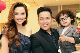 Con trai Hoa hậu Diễm Hương bảnh bao bên bố mẹ