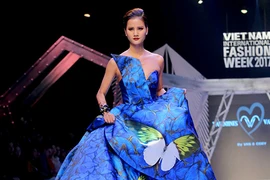 Quán quân Hương Ly bị vấp trên sàn diễn vì váy cồng kềnh