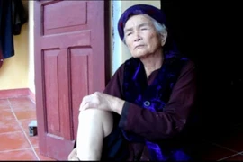 Ai tiếp tay đuổi bà cụ gần 90 tuổi ra trước vành móng ngựa?