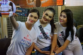 HH Pia Wurtzbach nắm tay Lệ Hằng tái hiện giây phút đăng quang