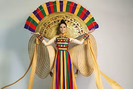 Nguyễn Thị Loan mang nón lá, trống đồng đến Miss Universe 2017
