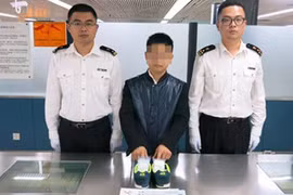 Khách Hong Kong giấu 1.000 viên kim cương trong giày