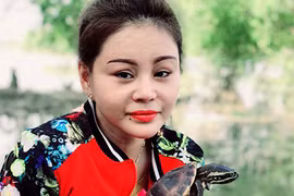 Lê Giang đi chùa giữa tâm bão với chồng cũ Duy Phương