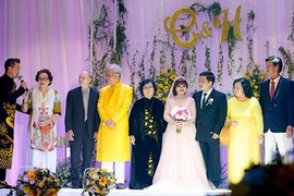 Đàm Vĩnh Hưng lần đầu xuất hiện bên mẹ sau scandal trả nợ