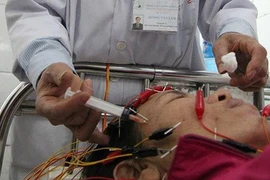 Trời lạnh, cho trẻ ngồi trước xe máy dễ bị liệt dây thần kinh số 7