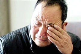 Ông nội cho uống chút bia, cháu 7 tuổi bị liệt chân