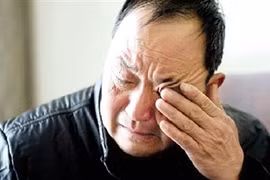 Ông nội cho uống chút bia, cháu 7 tuổi bị liệt chân