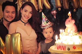 Trang Nhung tự tay chuẩn bị tiệc sinh nhật cho con gái