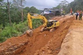 Lâm Đồng: Sạt lở đất khi đang thi công đèo Prenn, 2 người thương vong